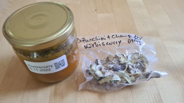 Das Bild zeigt Kürbiscurry mit getrockneten Zucchini und Pilzen zum Haltbar machen der Zucchinischwemme