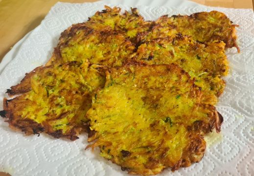 Das Bild zeigt Zucchini-Kartoffel Puffer zum Haltbarmachen der Zucchinischwemme.