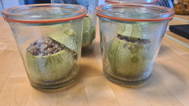 Das Bild zeigt eingekochte gefüllte runde Zucchini in Weck Gläsern zum Haltbarmachen der Zucchinischwemme.
